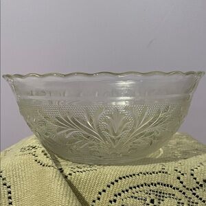 Anchor hocking vintage serving bowl in sandwich pattern